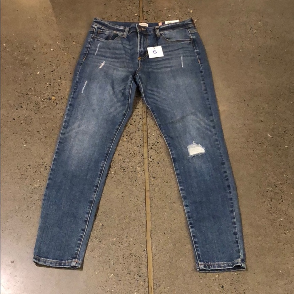 Sneak peek high rise jeans 👖